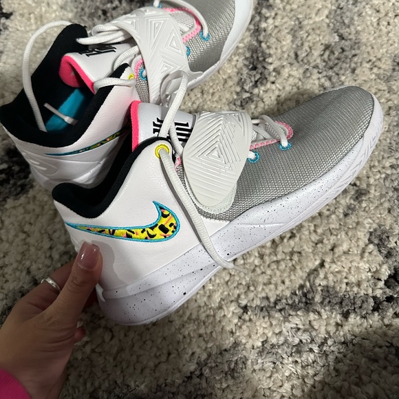 kyrie flytraps white